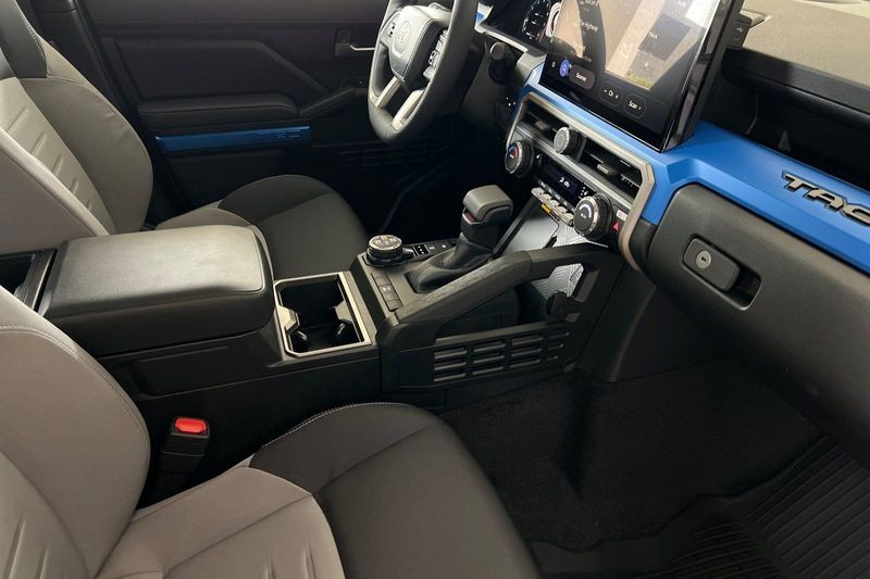 Toyota Tacoma 4WD Vehicle Full-screen Gallery Image 14