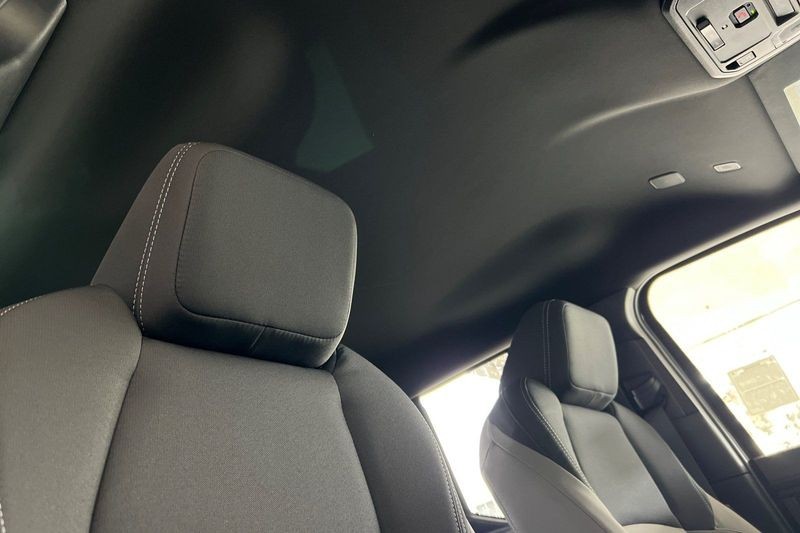 Toyota Tacoma 4WD Vehicle Full-screen Gallery Image 15