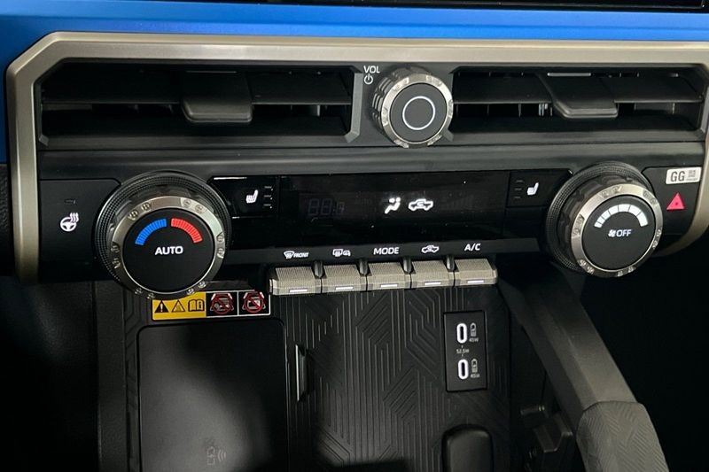 Toyota Tacoma 4WD Vehicle Full-screen Gallery Image 18