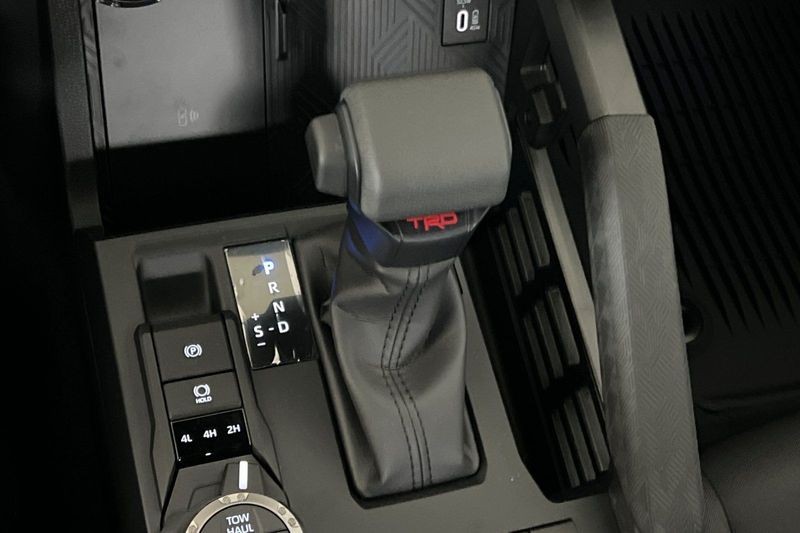 Toyota Tacoma 4WD Vehicle Full-screen Gallery Image 19