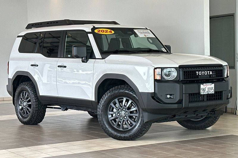 Toyota Land Cruiser Vehicle Full-screen Gallery Image 02