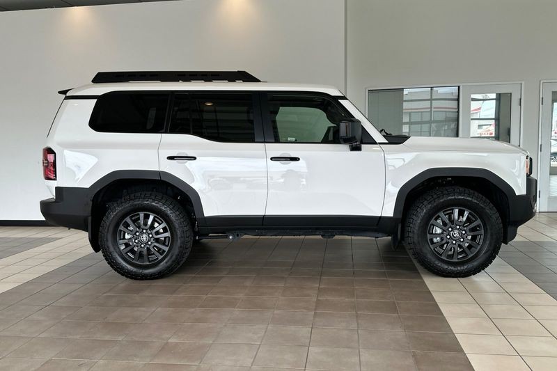 Toyota Land Cruiser Vehicle Full-screen Gallery Image 03