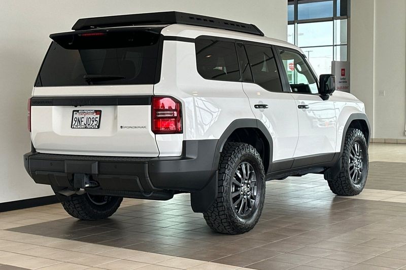 Toyota Land Cruiser Vehicle Full-screen Gallery Image 04