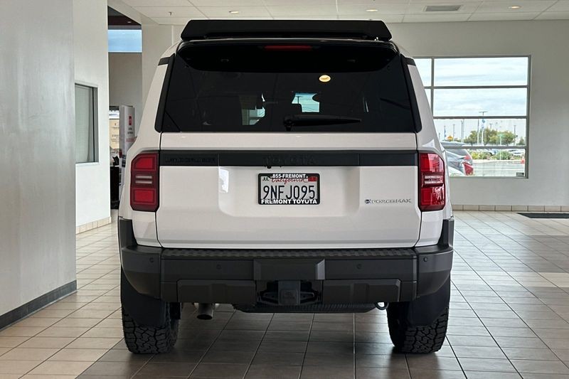 Toyota Land Cruiser Vehicle Full-screen Gallery Image 05