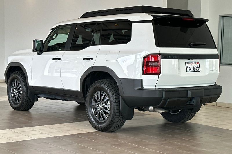 Toyota Land Cruiser Vehicle Full-screen Gallery Image 06