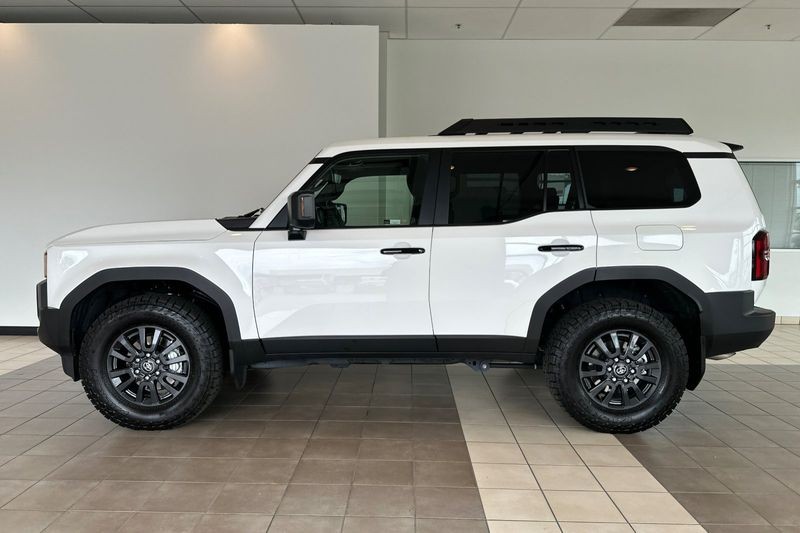 Toyota Land Cruiser Vehicle Full-screen Gallery Image 07