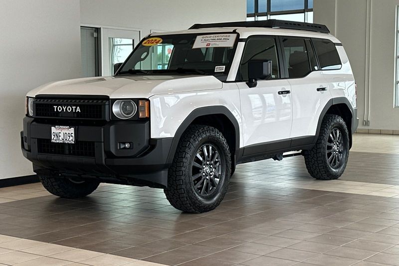 Toyota Land Cruiser Vehicle Full-screen Gallery Image 08