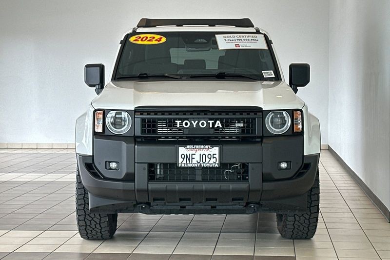 Toyota Land Cruiser Vehicle Full-screen Gallery Image 09
