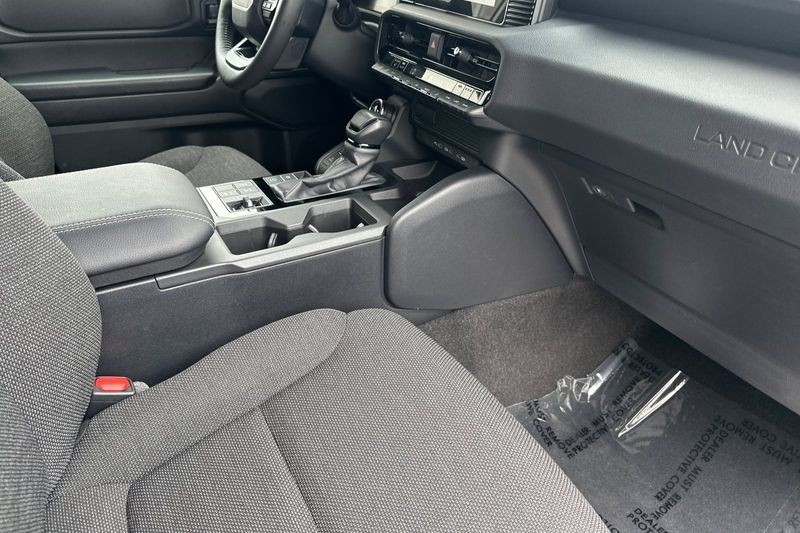 Toyota Land Cruiser Vehicle Full-screen Gallery Image 16
