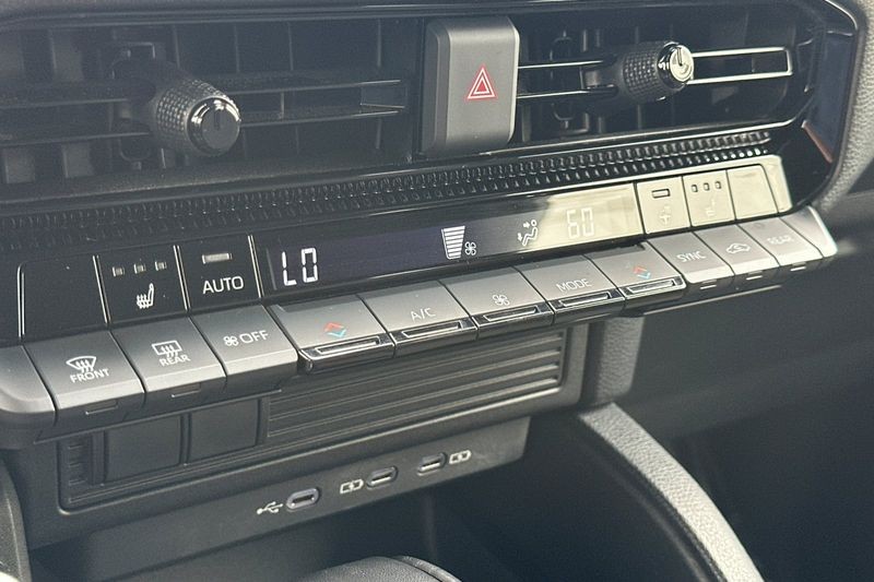 Toyota Land Cruiser Vehicle Full-screen Gallery Image 20