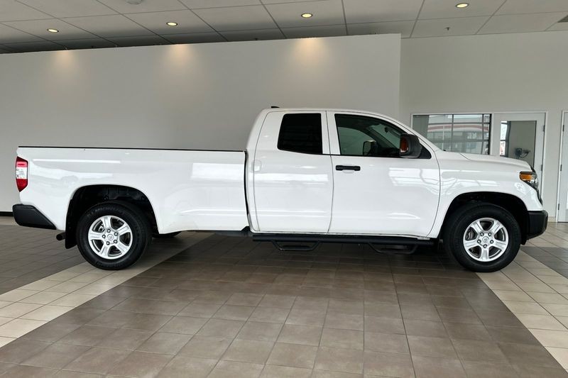 Toyota Tundra Vehicle Full-screen Gallery Image 03