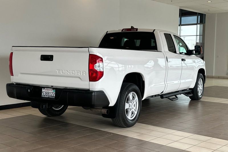 Toyota Tundra Vehicle Full-screen Gallery Image 04