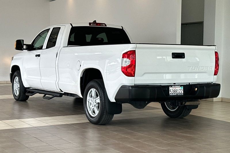 Toyota Tundra Vehicle Full-screen Gallery Image 06