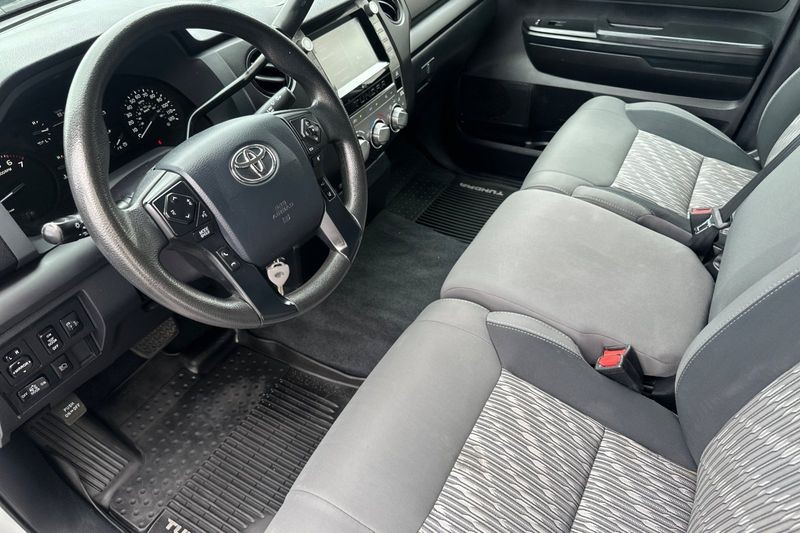 Toyota Tundra Vehicle Full-screen Gallery Image 08