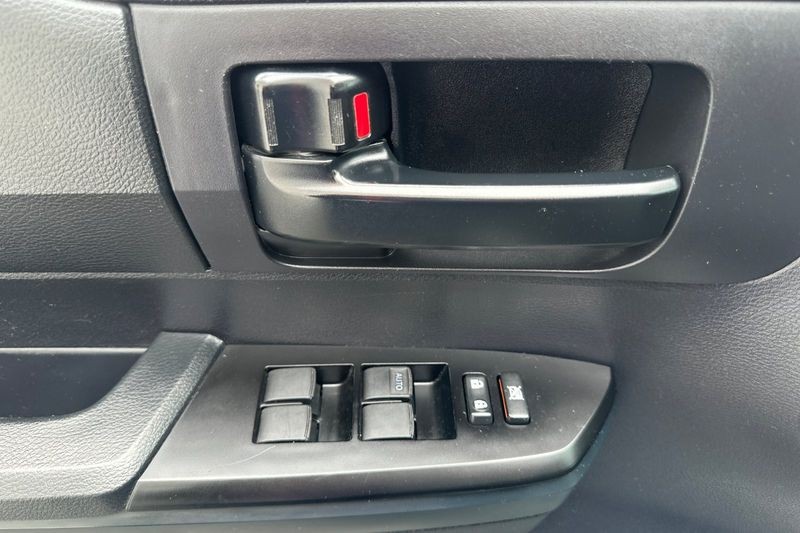 Toyota Tundra Vehicle Full-screen Gallery Image 09