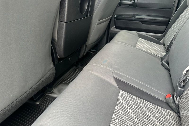 Toyota Tundra Vehicle Full-screen Gallery Image 10