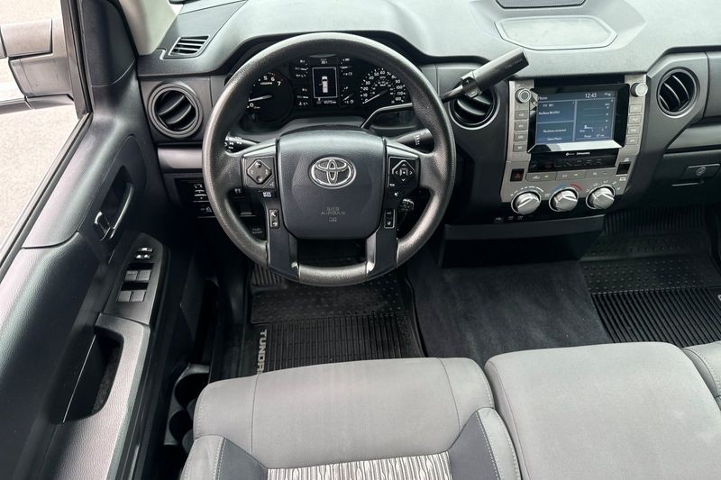 Toyota Tundra Vehicle Full-screen Gallery Image 12