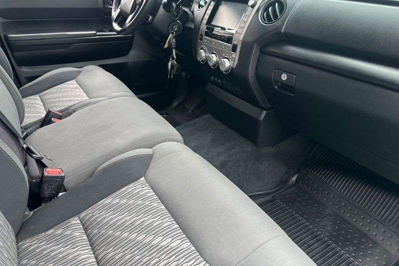 Toyota Tundra Vehicle Full-screen Gallery Image 13