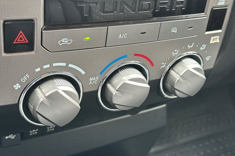 Toyota Tundra Vehicle Full-screen Gallery Image 17