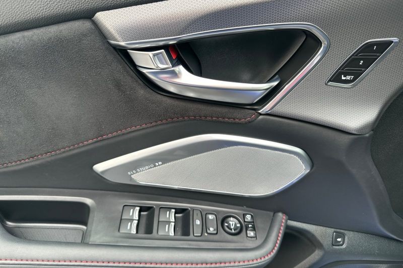 Acura RDX Vehicle Full-screen Gallery Image 11