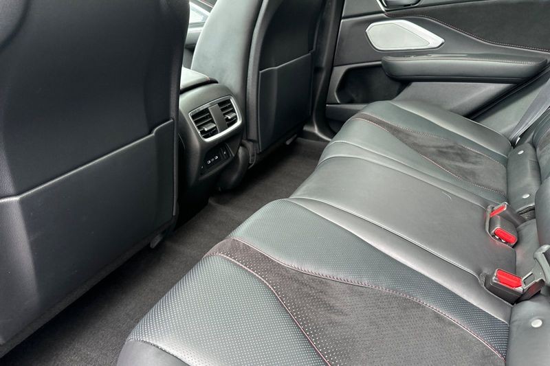 Acura RDX Vehicle Full-screen Gallery Image 12