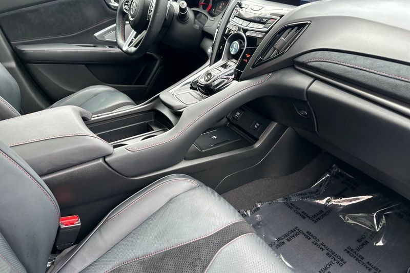 Acura RDX Vehicle Full-screen Gallery Image 16