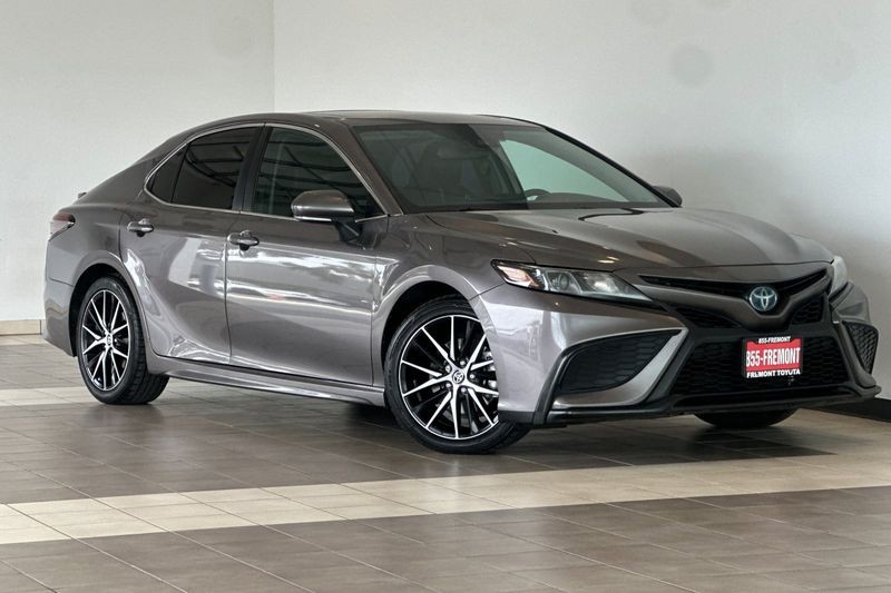 Toyota Camry Vehicle Full-screen Gallery Image 02