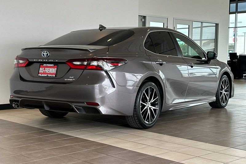 Toyota Camry Vehicle Full-screen Gallery Image 04