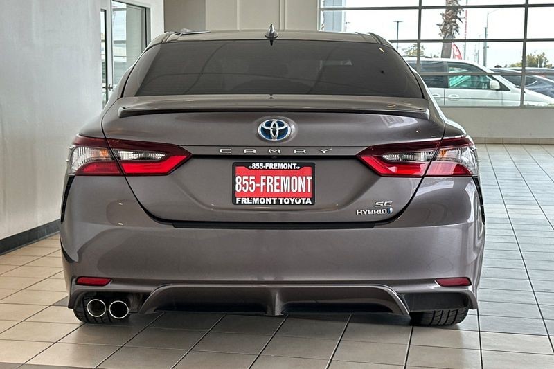 Toyota Camry Vehicle Full-screen Gallery Image 05
