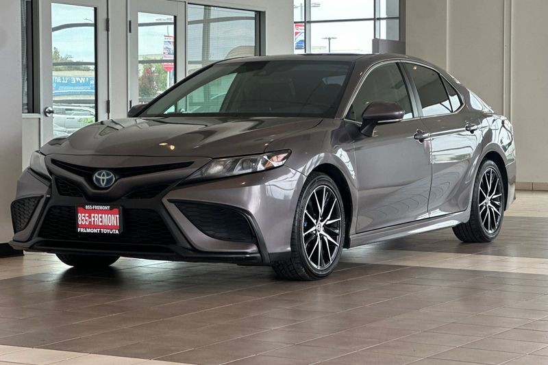 Toyota Camry Vehicle Full-screen Gallery Image 08