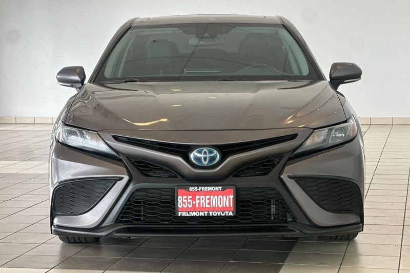 Toyota Camry Vehicle Full-screen Gallery Image 09