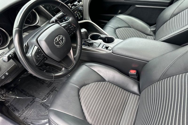 Toyota Camry Vehicle Full-screen Gallery Image 10