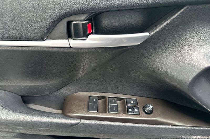 Toyota Camry Vehicle Full-screen Gallery Image 11