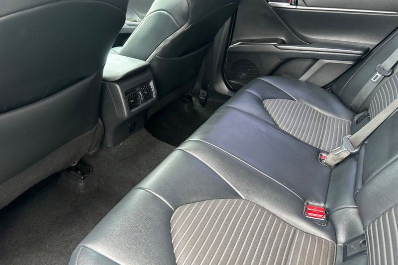 Toyota Camry Vehicle Full-screen Gallery Image 12