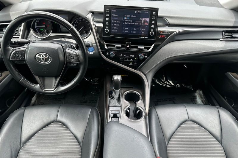 Toyota Camry Vehicle Full-screen Gallery Image 13