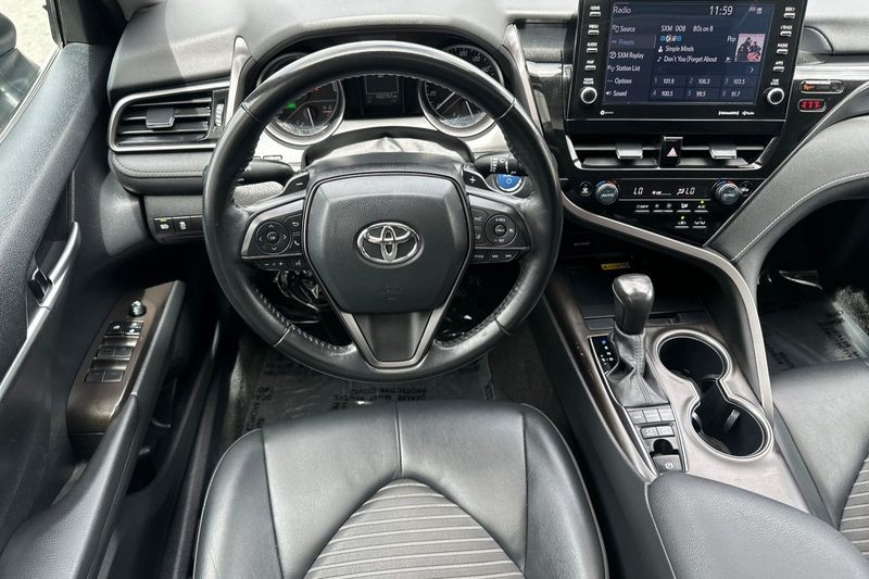 Toyota Camry Vehicle Full-screen Gallery Image 14