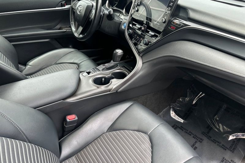 Toyota Camry Vehicle Full-screen Gallery Image 15