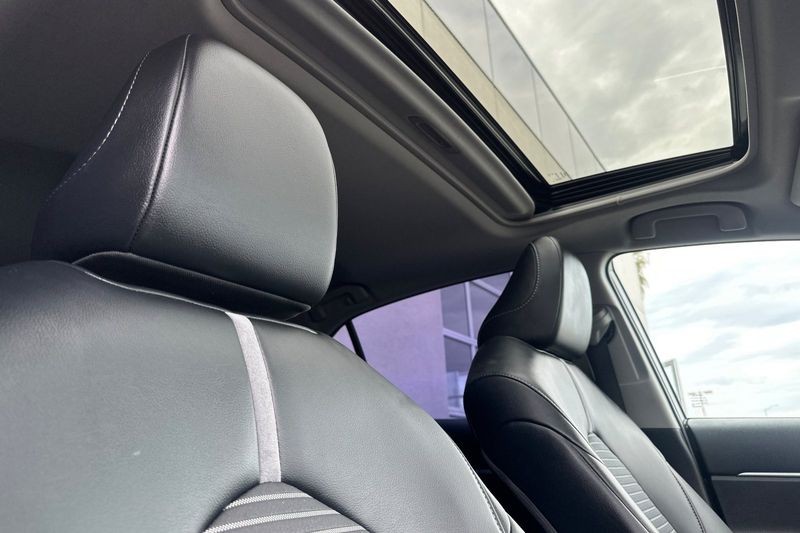 Toyota Camry Vehicle Full-screen Gallery Image 16