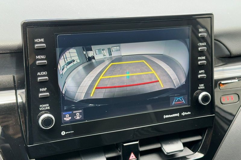 Toyota Camry Vehicle Full-screen Gallery Image 18