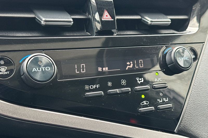 Toyota Camry Vehicle Full-screen Gallery Image 19