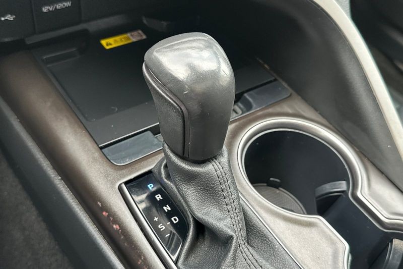 Toyota Camry Vehicle Full-screen Gallery Image 20