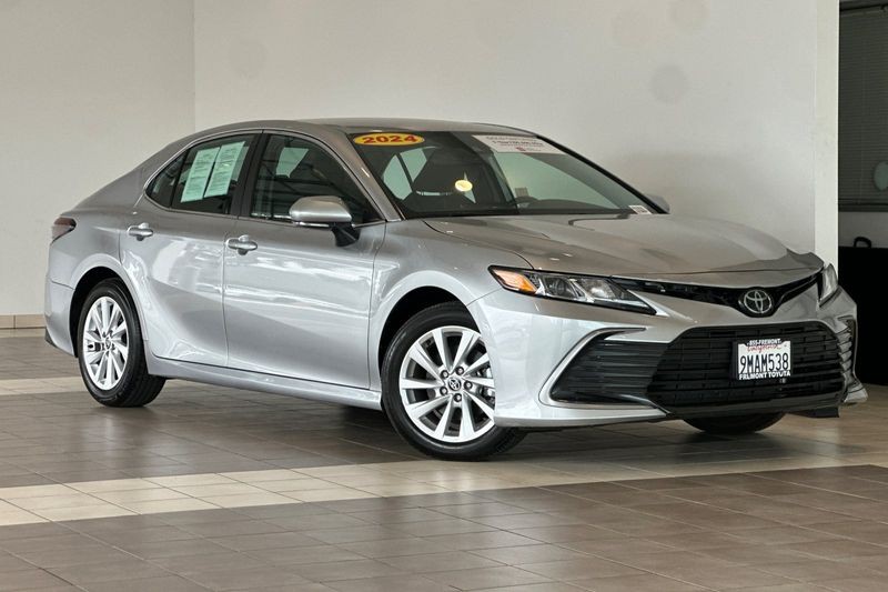 Toyota Camry Vehicle Full-screen Gallery Image 02