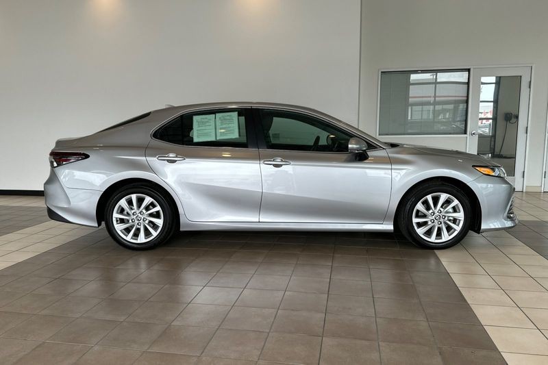 Toyota Camry Vehicle Full-screen Gallery Image 03