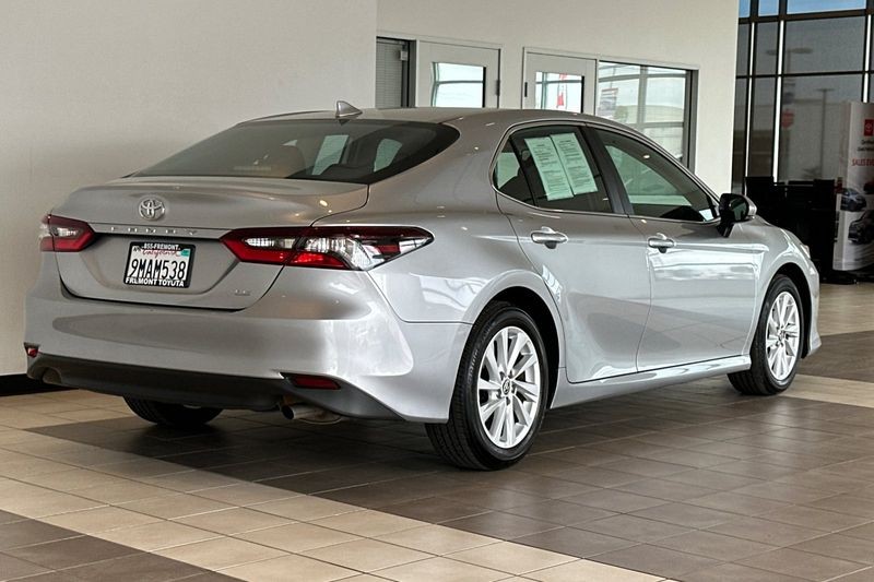 Toyota Camry Vehicle Full-screen Gallery Image 04