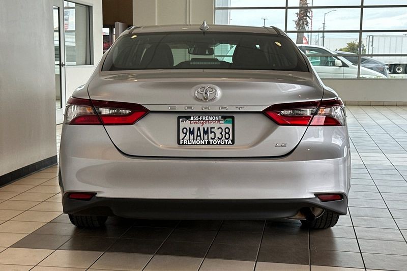 Toyota Camry Vehicle Full-screen Gallery Image 05