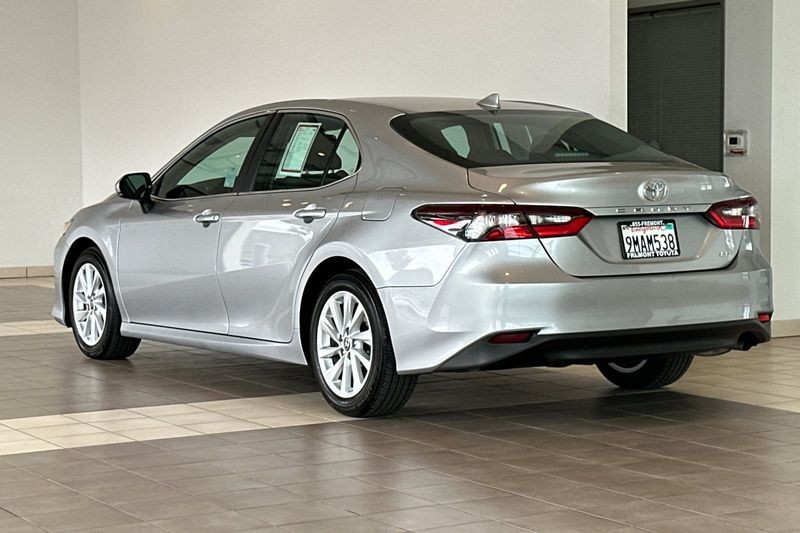 Toyota Camry Vehicle Full-screen Gallery Image 06