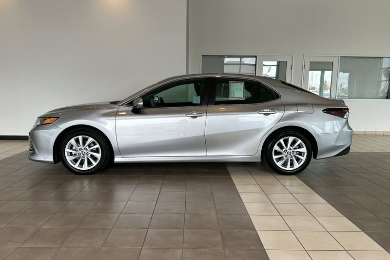 Toyota Camry Vehicle Full-screen Gallery Image 07