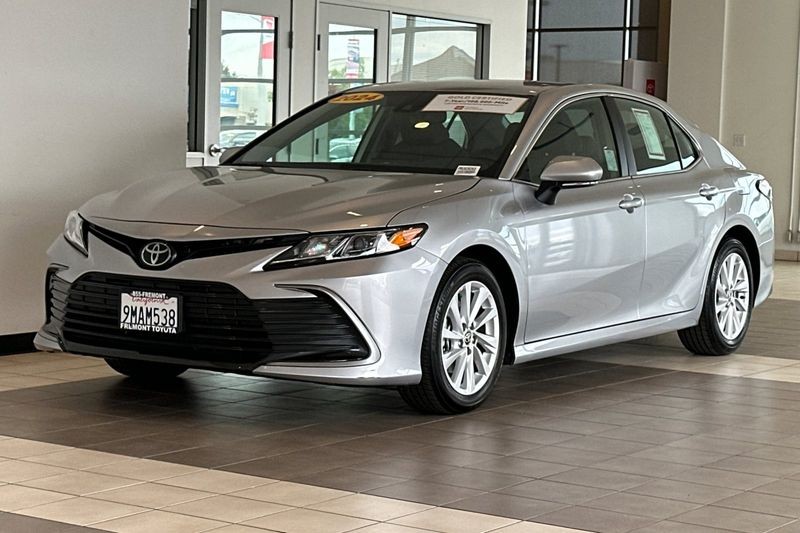 Toyota Camry Vehicle Full-screen Gallery Image 08