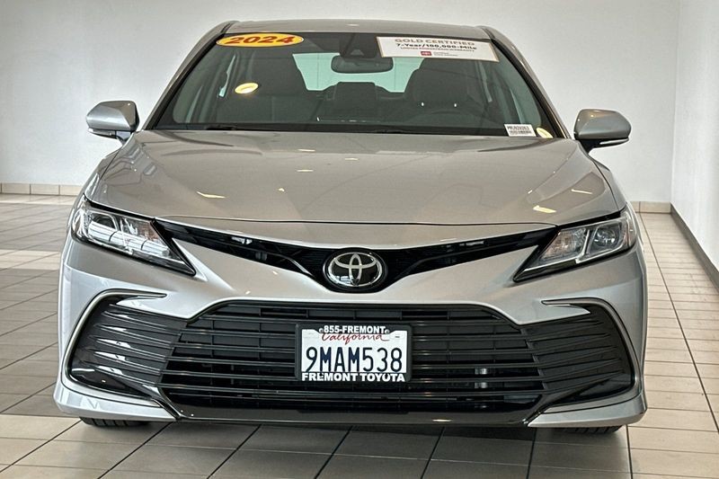 Toyota Camry Vehicle Full-screen Gallery Image 09