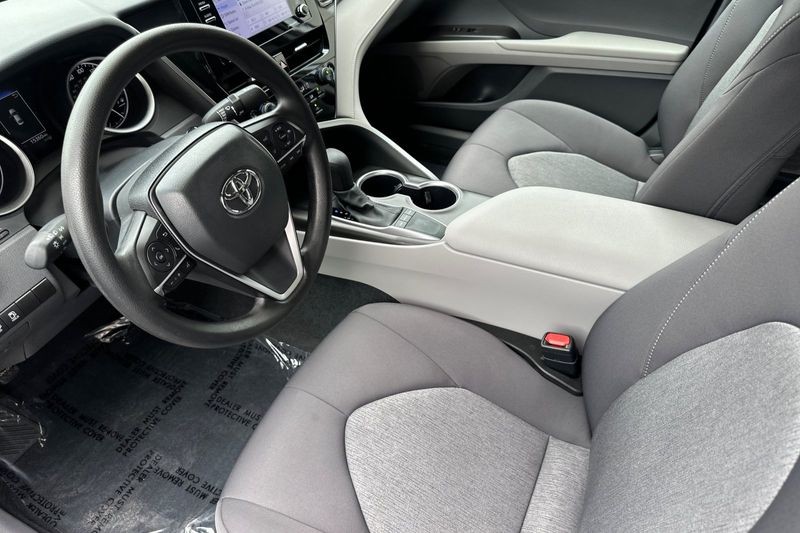 Toyota Camry Vehicle Full-screen Gallery Image 10